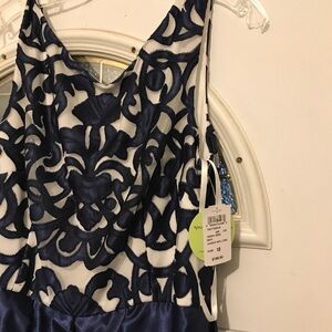 Beautiful elegant Windsor Nvy/Ivry dress size label 10 New with Tags